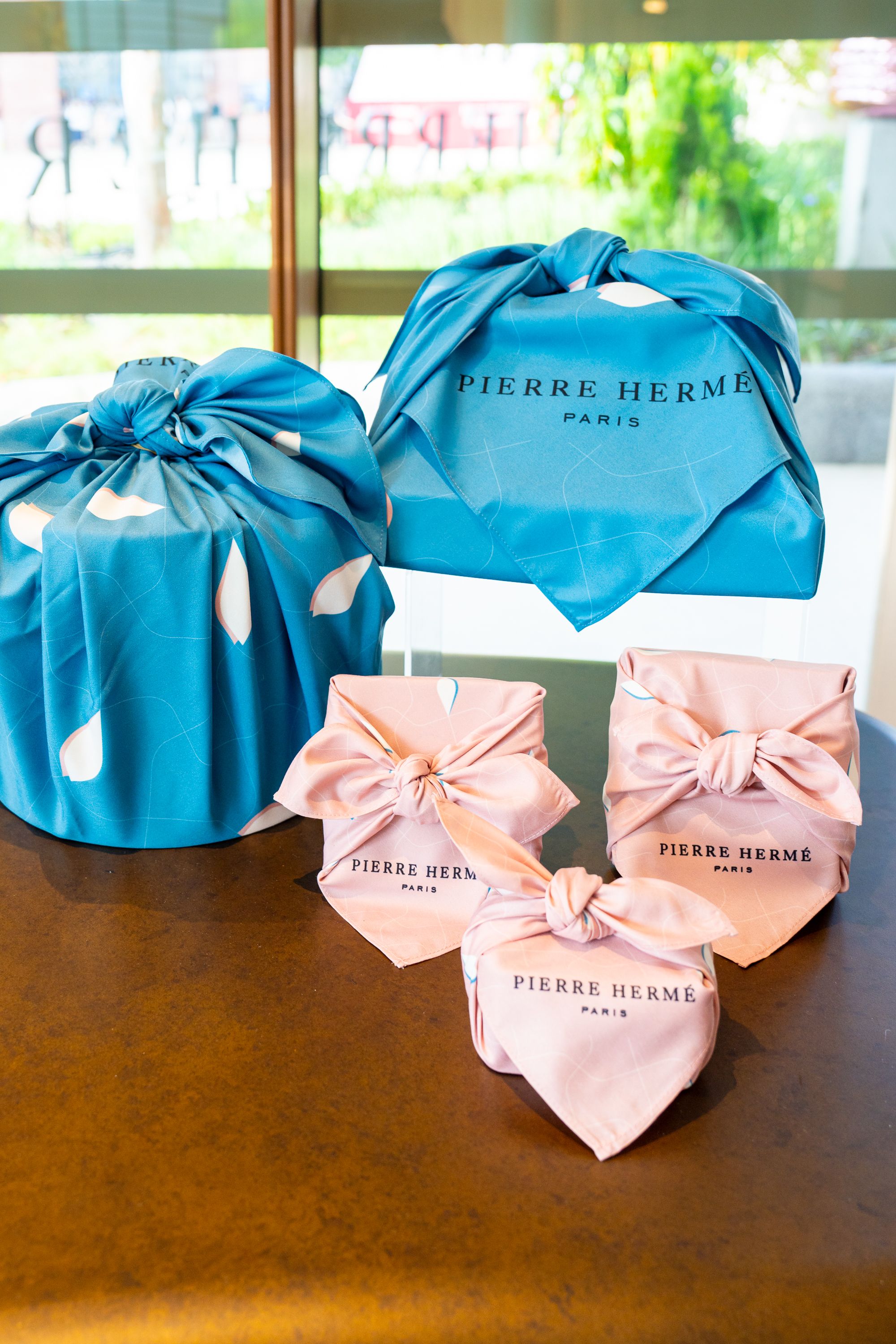 Pierre Hermé – Des coffrets Pierre Hermé Paris noués dans leurs foulards